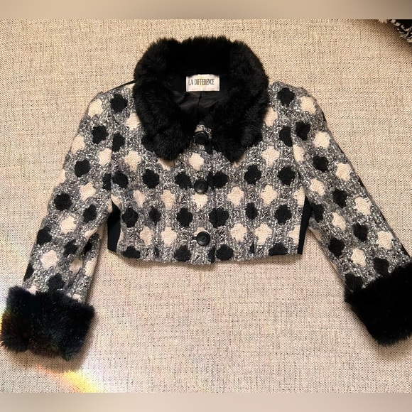 LA DIFFERENCE Cropped Jacket
Monte Carlo
Made in Italy
Size 4/6 - Picture 2 of 14